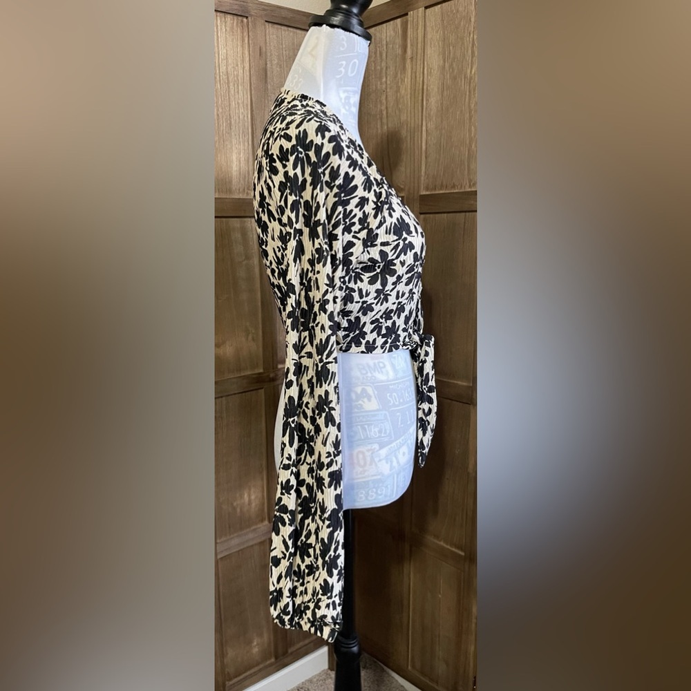 NWT Women’s Crop Tie Blouse. - Picture 4 of 7